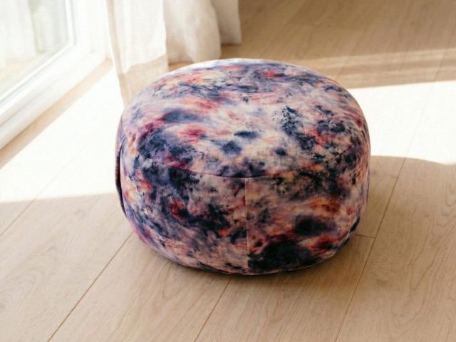 Detailaufnahme des lila Bio Meditationskissens mit einzigartiger Materialstruktur