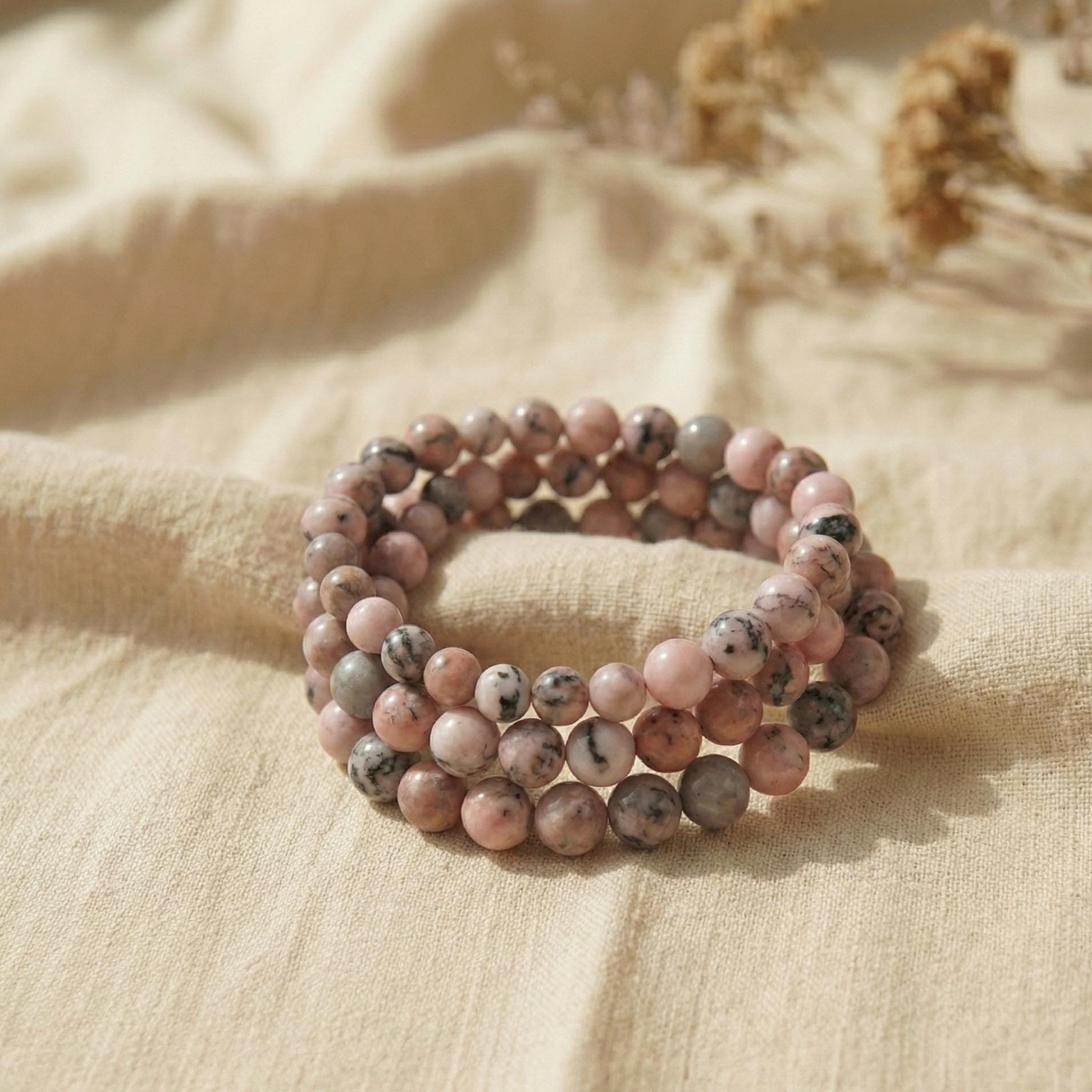 Detailaufnahme des Rosa Zebra Jaspis Armbands mit einzigartiger Maserung auf zartem Rosa.