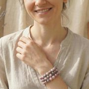 Rosa Zebra Jaspis Armband an einer Hand, ideal für Achtsamkeit und Yoga.