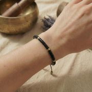 Schwarzer Jaspis Armband aus Flachperlen am Handgelenk zur Größenveranschaulichung.