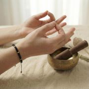 Schwarzer Jaspis Armband aus Flachperlen während einer Meditationsübung.