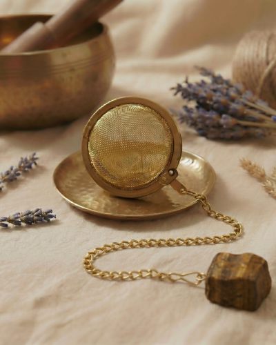 Tee-Ei mit Tigerauge Naturstein, Teesieb Gold mit Kristall, Ritual Teezubehör, Yoga Geschenk für Frauen, Achtsamkeit Meditation