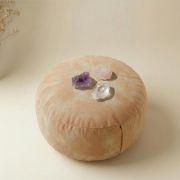 Rosenquarz, Amethyst und Bergkristall auf einem runden Kissen zur Herzöffnung und Beziehungspflege.