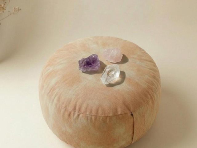 Rosenquarz, Amethyst und Bergkristall auf einem runden Kissen zur Herzöffnung und Beziehungspflege.