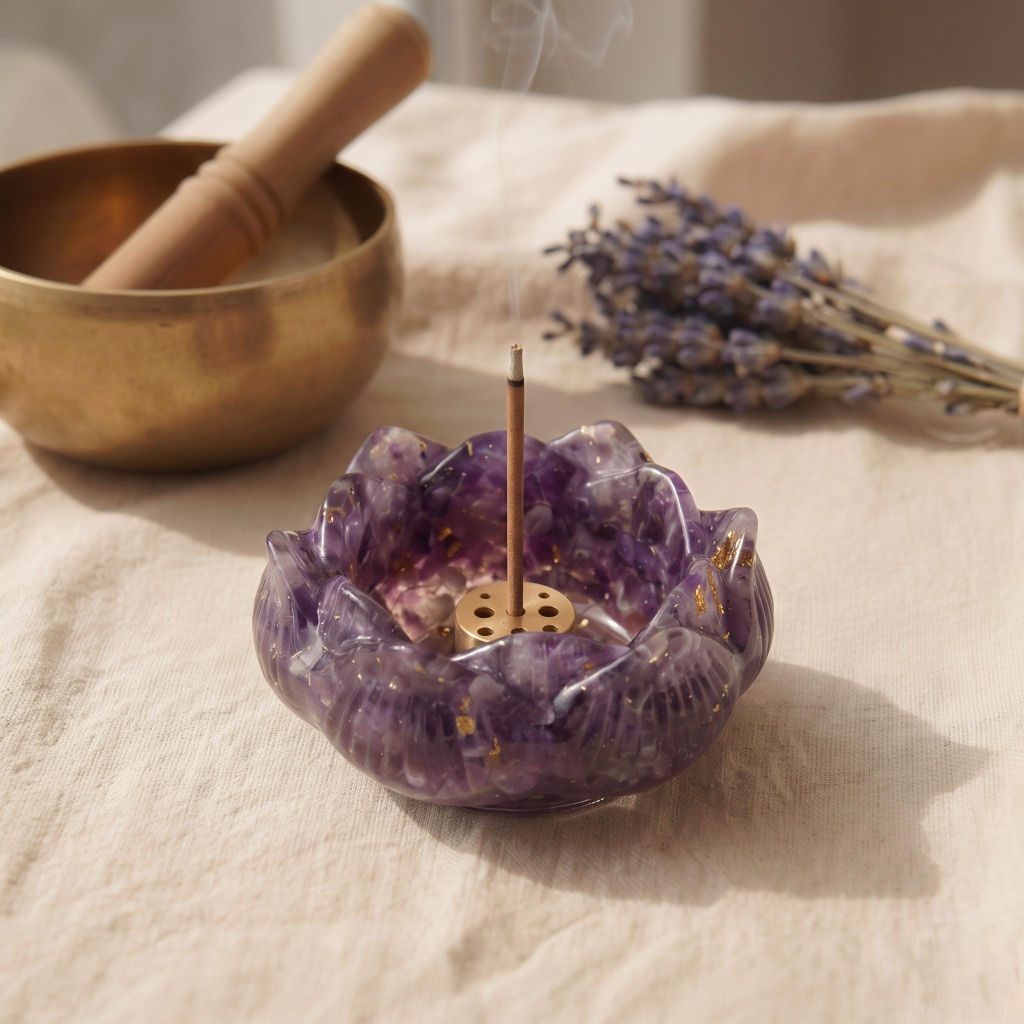 Lila Lotus-Schale aus Kunstharz mit echten, unpolierten Amethyst-Rohkristallchips, aus der Vogelperspektive auf hellem Holztisch.
