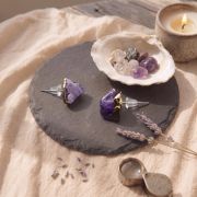 Amethyst Ohrstecker Rohstein mit Goldrand, zarte Naturstein Ohrringe, Achtsamkeit Schmuck