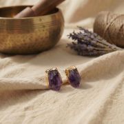Amethyst Ohrstecker Rohstein mit Goldrand, zarte Naturstein Ohrringe, Achtsamkeit Schmuck