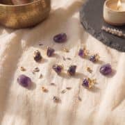 Amethyst Ohrstecker Rohstein mit Goldrand, zarte Naturstein Ohrringe, Achtsamkeit Schmuck