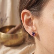 Amethyst Ohrstecker Rohstein mit Goldrand, zarte Naturstein Ohrringe, Achtsamkeit Schmuck