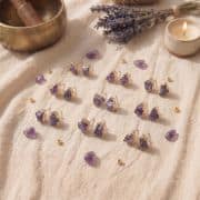 Amethyst Ohrstecker Rohstein mit Goldrand, zarte Naturstein Ohrringe, Achtsamkeit Schmuck