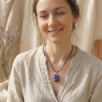 Frau trägt eine Lapislazuli Kette mit goldenen Akzenten, die minimalistisch und elegant wirkt.