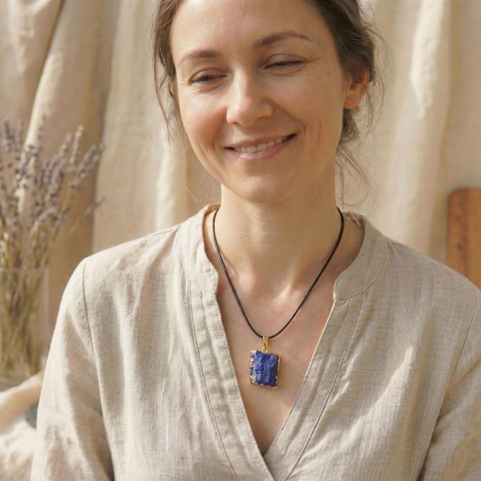 Frau trägt eine Lapislazuli Kette mit goldenen Akzenten, die minimalistisch und elegant wirkt.