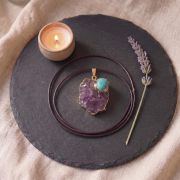 Detailaufnahme der Amethyst Kette mit Türkis Anhänger auf einem Slate-Hintergrund.
