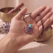 Amethyst Kette mit Türkis Anhänger in Hand gehalten, ideal für spirituelle Praktiken.