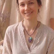 Frau trägt Amethyst Kette mit Türkis Anhänger, zeigt die natürliche Schönheit des Schmuckstücks.