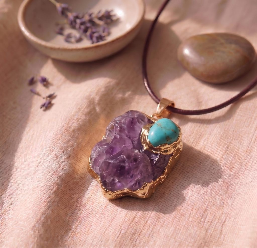 Nahaufnahme der Amethyst Kette mit Türkis Anhänger auf einem weichen Stoff