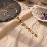 Detailaufnahme der Chakra Halskette mit 7 Steinen in Gold, Y-Kette