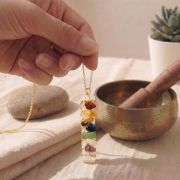 Chakra Selenit Kette Anhänger mit Natursteinen in Hand gehalten