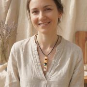 Frau trägt Chakra Selenit Kette mit Natursteinen, ideal für Meditation und Yoga.