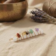 Chakra Selenit Kette Anhänger mit sieben Natursteinen auf einem hellen Untergrund