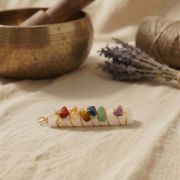 Chakra Selenit Kette Anhänger mit sieben Natursteinen auf hellem Hintergrund