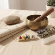 Chakra Selenit Kette Anhänger mit Natursteinen in stilvoller Anordnung auf einem Tisch