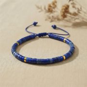 Detailaufnahme eines Lapis Lazuli Armbands mit goldfarbenen Akzenten und Heishi-Perlen.