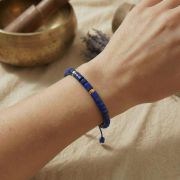 Lapis Lazuli Armband in Heishi-Form auf Hand, blau mit goldenen Akzenten.
