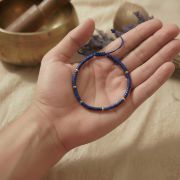 Lapis Lazuli Armband in Hand mit goldfarbenen Akzenten für Klarheit und Intuition.
