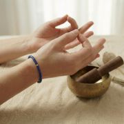 Lapis Lazuli Armband in blauer Farbe während der Meditation getragen