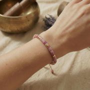 Rhodonit Armband aus Naturstein in sanften Rosatönen am Handgelenk