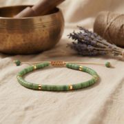 Serpentin Armband mit grünen Flachperlen auf natürlichem Hintergrund