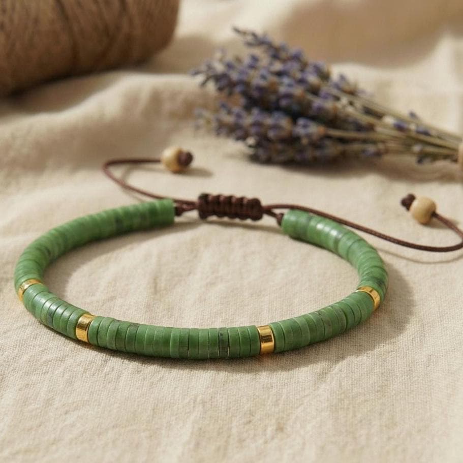 Detailaufnahme des Serpentin Armbands mit grünen Flachperlen und goldenen Akzenten.