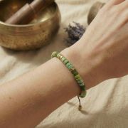 Serpentin Armband mit Flachperlen auf Handgelenk, grüne Natursteine