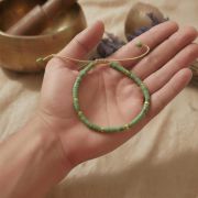 Serpentin Armband mit Flachperlen in der Hand für Achtsamkeit und Balance