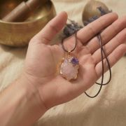 Detailaufnahme der Rosenquarz und Amethyst Goldkette in der Hand