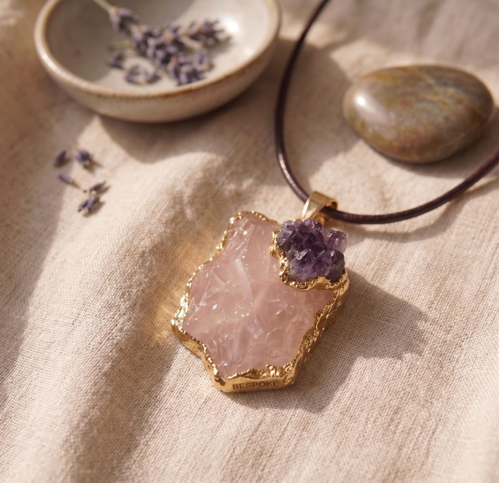 Nahaufnahme der großen Rosenquarz- und Amethyst-Goldkette mit Lederband.